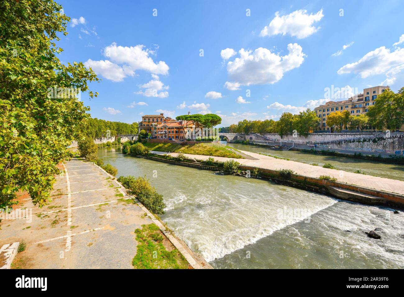 Die Tiber-Insel am Tiber in Rom, Italien an einem warmen Sommertag Stockfoto