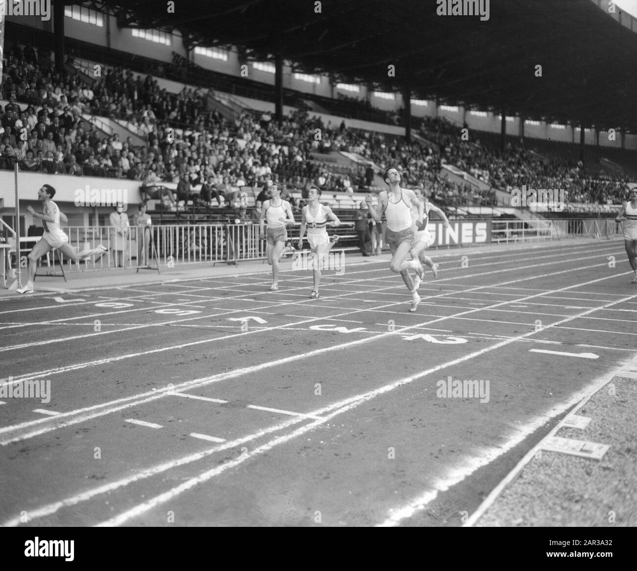Länder Leichtathletik-Wettbewerb zwischen Belgien, den Niederlanden und der Schweiz in Brüssel war der Gewinner 400 Meter Descloux (Schweiz) (l) und zweiter Van Herpen (r) Datum: 10. Juli 1966 Standort: Belgien, Brüssel, Niederlande, Schweiz Schlagwörter: Sieger, Leichtathletik-Wettbewerbe Stockfoto