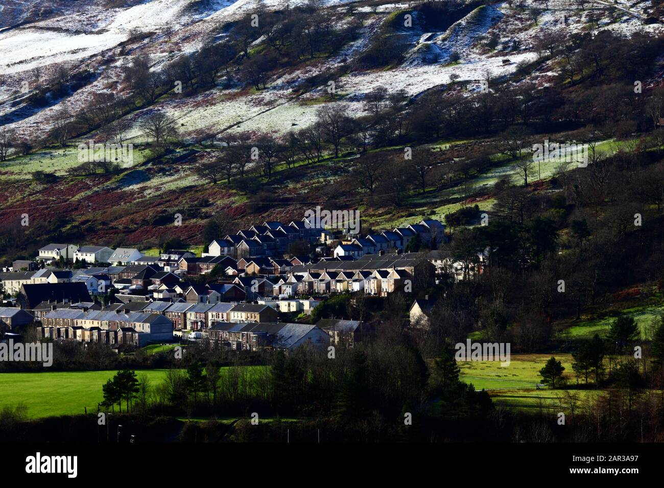 Ehemaliges Bergbaudorf Wyndham im oberen Ogmore Valley mit nächtdem Schneefall auf den Hügeln dahinter, Mid Glamorgan, South Wales, Großbritannien Stockfoto