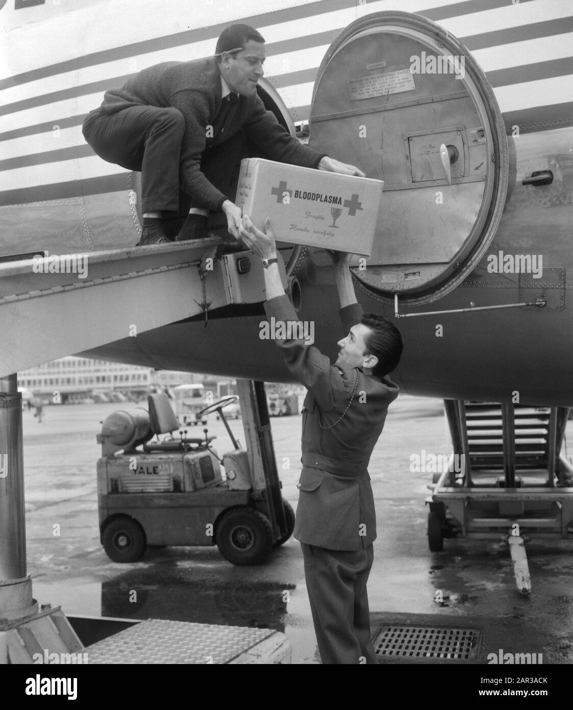 Hilfe für die Türkei, Blutplasma auf Schiphol geladen Datum: 22. August 1966 Standort: Noord-Holland, Schiphol Stockfoto