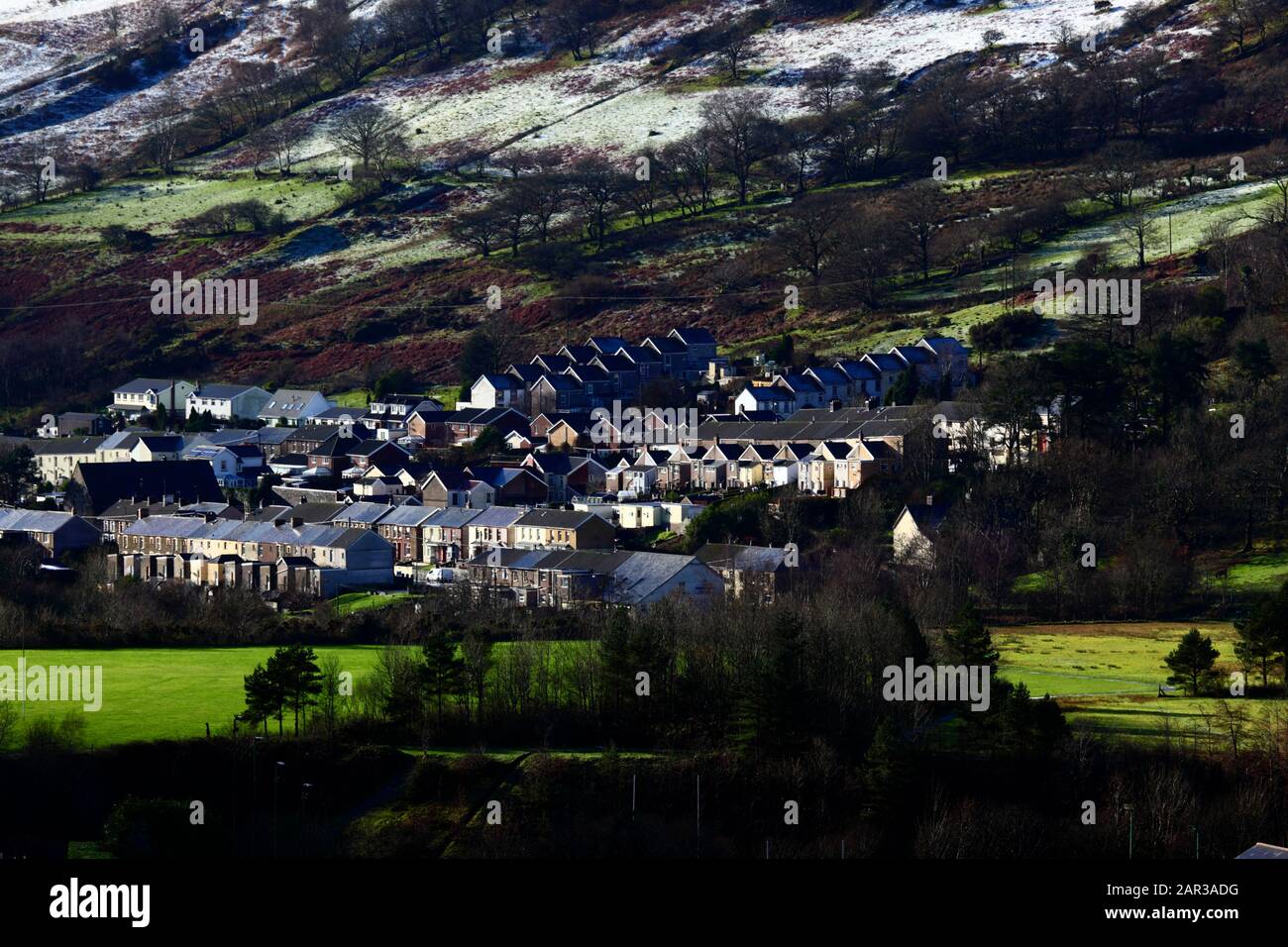 Ehemaliges Bergbaudorf Wyndham im oberen Ogmore Valley mit nächtdem Schneefall auf den Hügeln dahinter, Mid Glamorgan, South Wales, Großbritannien Stockfoto