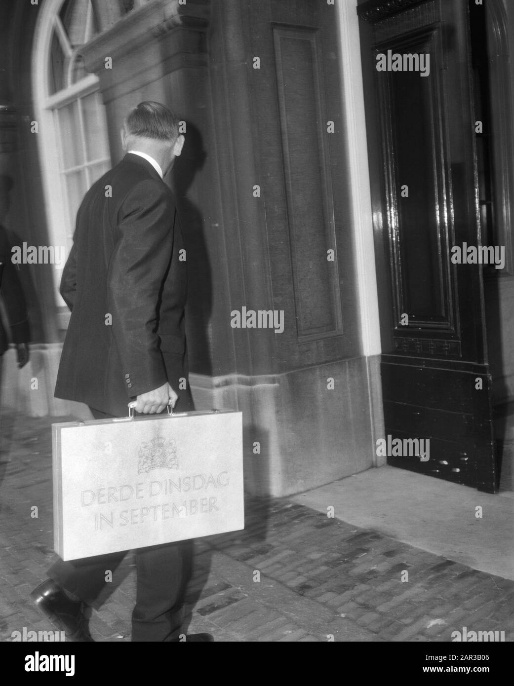 Eröffnung der States-General 1966 Finanzministerin Anne Vondeling traf de Miliennota op het Binnenhof Datum: 20. september 1966 Ort: Den Haag, Zuid-Holland Schlüsselwörter: Budgets, Finanzen, Millionen Banknoten, Minister persönlicher Name: Vondeling, Anne Stockfoto