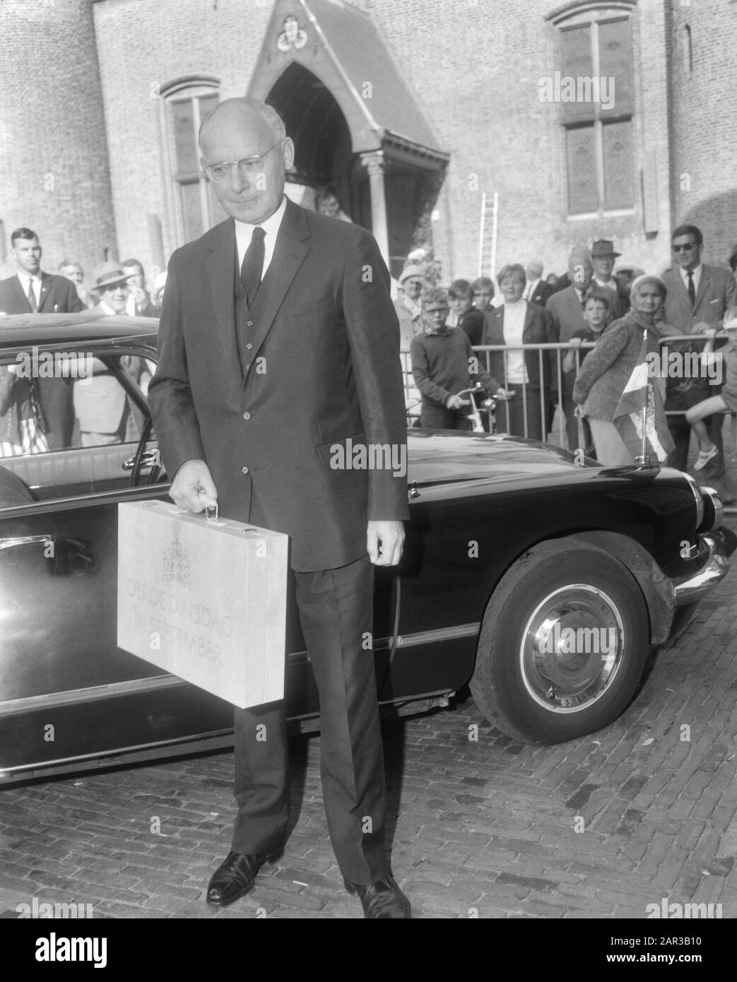 Eröffnung der States-General 1966 Finanzministerin Anne Vondeling traf de Miliennota op het Binnenhof Datum: 20. september 1966 Ort: Den Haag, Zuid-Holland Schlüsselwörter: Budgets, Finanzen, Millionen Banknoten, Minister persönlicher Name: Vondeling, Anne Stockfoto