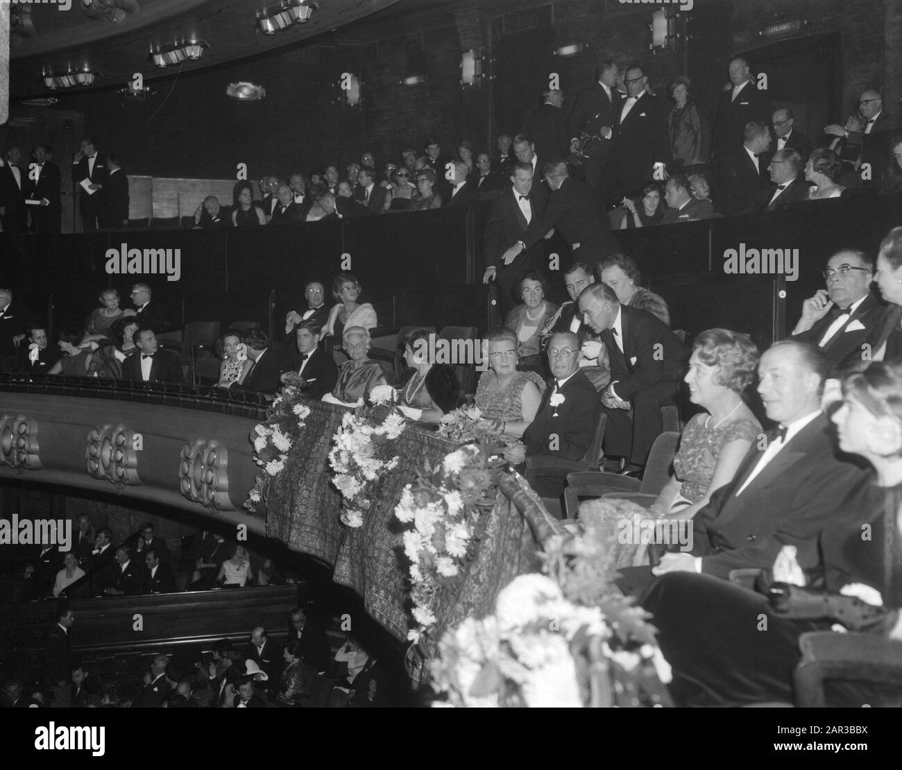 Premiere des Films Brandt Paris? Im Amsterdamer Tuschinski-Theater gehören Königin Juliana und Prinz Bernhard zu den Anwesenden bei der Premiere des Films Brandt Paris? [Paris brûle-t-il?] Datum: 27. Oktober 1966 Ort: Amsterdam, Noord-Holland Schlüsselwörter: Kinos, Filme, Königinnen, Premieren, Princes persönlicher Name: Bernhard (Prinz Niederlande), Juliana (Königin Niederlande) Stockfoto