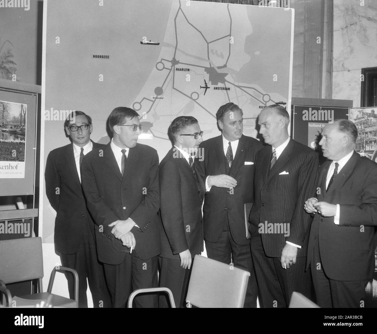 Feier in der Amsterdamer Krasnapolsky zum zehnten Jahrestag der touristischen Information Combination-Holland Jubiläen, Empfänge Datum: 28. Oktober 1966 Ort: Amsterdam, Noord-Holland Schlüsselwörter: Jahrestage, Empfänge Institutionenname: Krasnapolsky Stockfoto