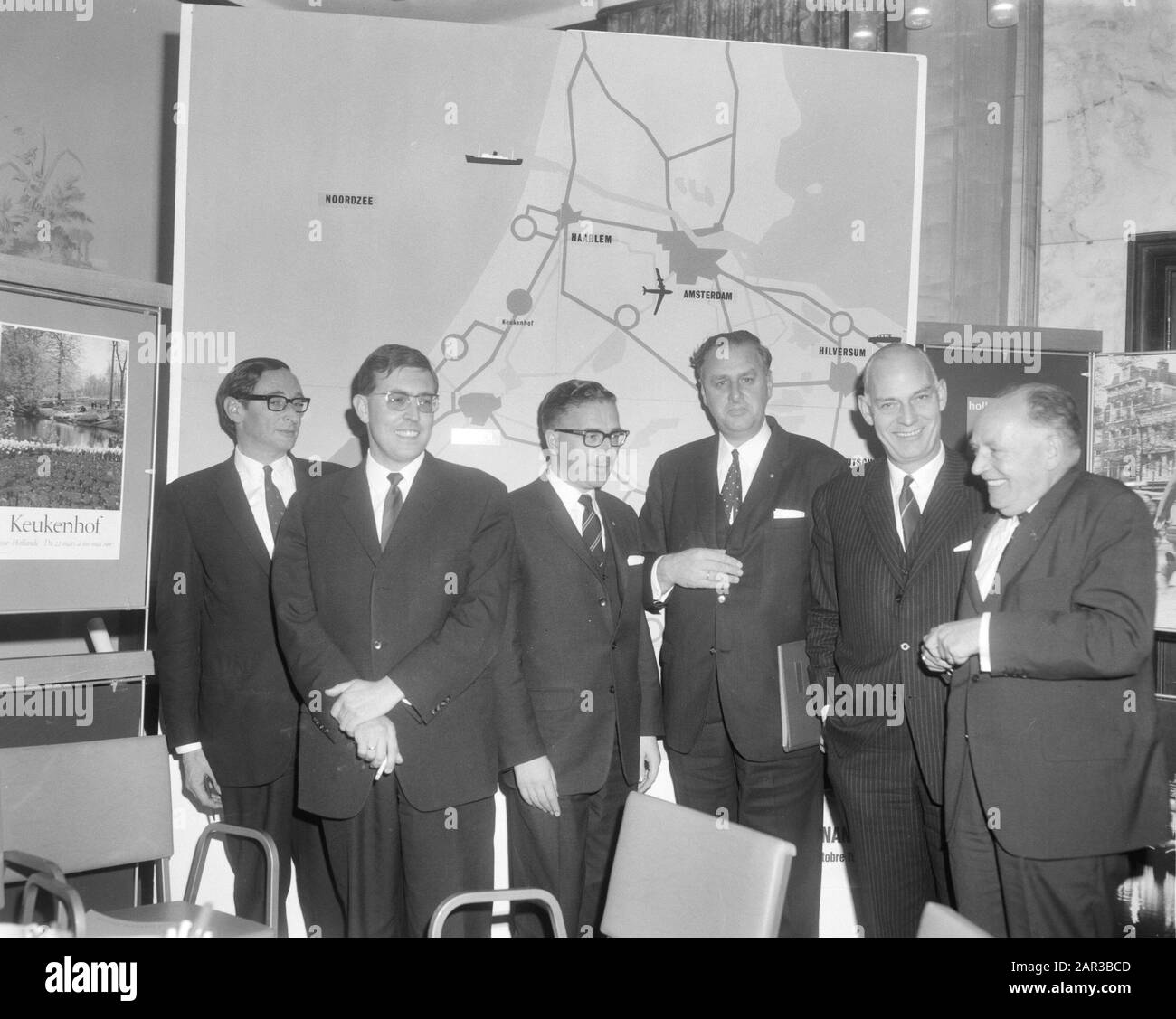 Feier in der Amsterdamer Krasnapolsky zum zehnten Jahrestag der touristischen Information Combination-Holland Jubiläen, Empfänge Datum: 28. Oktober 1966 Ort: Amsterdam, Noord-Holland Schlüsselwörter: Jahrestage, Empfänge Institutionenname: Krasnapolsky Stockfoto