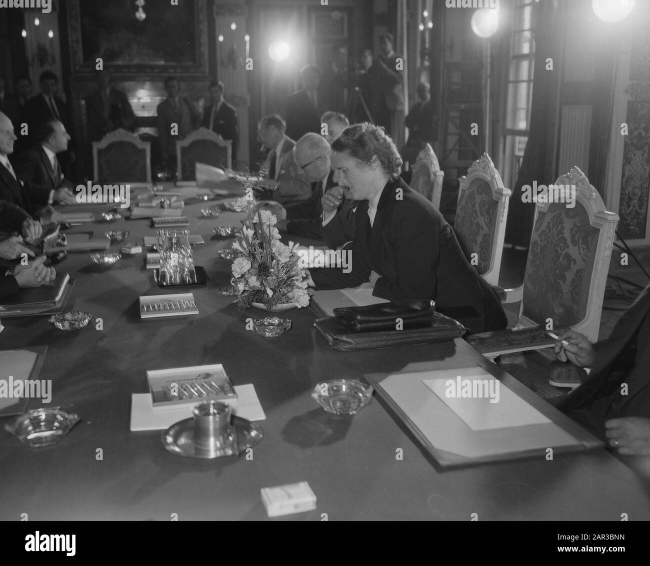 Erste Sitzung neue Ablage. Frau M. Klompé Datum: 12. Oktober 1956 Standort: Den Haag, Zuid-Holland Schlüsselwörter: Kabinette, Mnisters persönlicher Name: Klompé, Marga Stockfoto