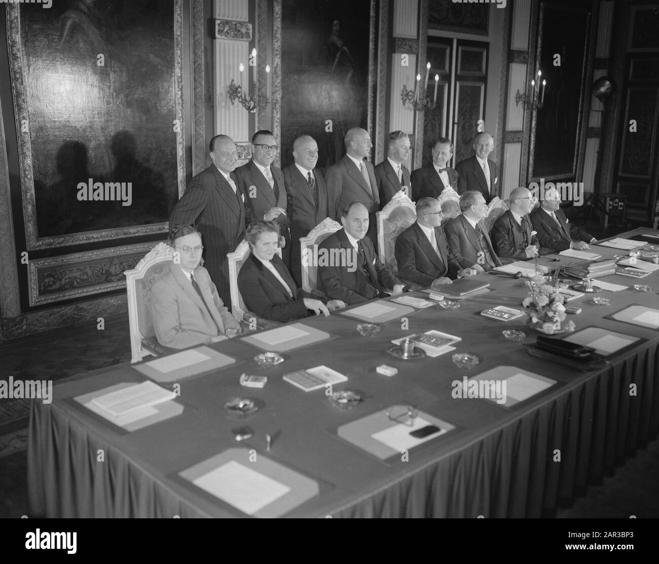 Freitagnachmittag fand die erste Sitzung des neuen Kabinetts in den Haag statt. Sitzung: Prof. Dr. J. Zijlstra, M. Klompé, Herr J.M.H.A. LUNs, Herr A.A. H. Struyken, Dr. W. Drees, Prof. I. Samkalden, J.M. l.Th. Oh, Cals. Stand: H.J. Hofstra, IR. H.B.J. Weiß, Irr. C. Staf, Dr. SL. Mansholt, J. Algera, J.G. Suurhoff und der Sekretär von Dr. W. Drees Datum: 12. Oktober 1956 Ort: Den Haag, Zuid-Holland Schlüsselwörter: Gruppenporträts, Kabinette, Ministerräte, Tagungen persönlicher Name: Drees, Willem, Hofstra, Klompé, Marga, Luns, J.A.M. H., Joseph, Mansholt, Sicco, Sicco, Samkalden, Ivo, Stockfoto
