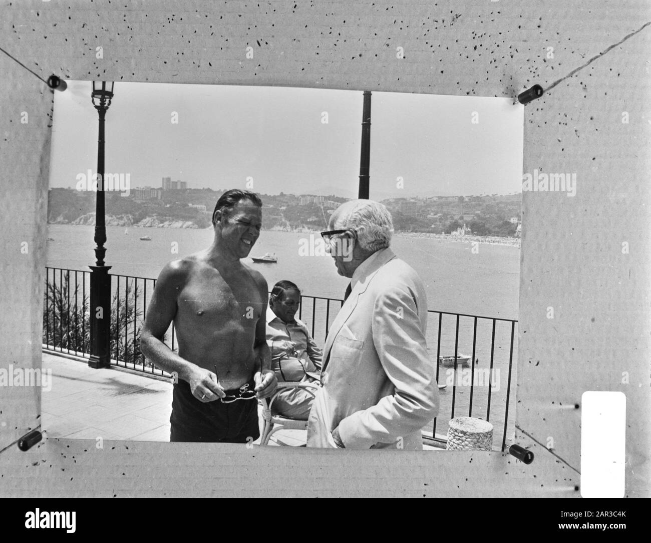 Rinus Michels, Trainer des Fußballclubs Barcelona in der Küstenstadt S. Agaro, Spanien, Michels im Gespräch mit Herrn Ensesa, Gründer von S. Agaro Datum: 19. Juli 1971 Ort: San Agaro, Spanien Schlüsselwörter: Sport, Trainer, Fußball Persönlicher Name: Ensesa, Michels, Rinus Name Der Institution: FC Barcelona Stockfoto