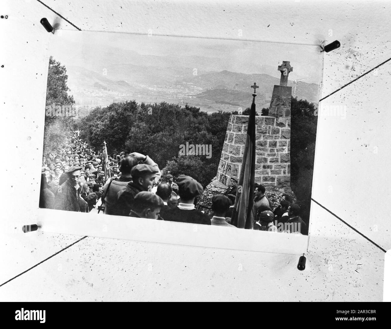 Prinzessin Irene mit Carlisten am Montejurra Datum: 28. Mai 1973 Schlagwörter: Prinzessin Personenname: Carlisten, Irene, Prinzessin, Montejurra Stockfoto