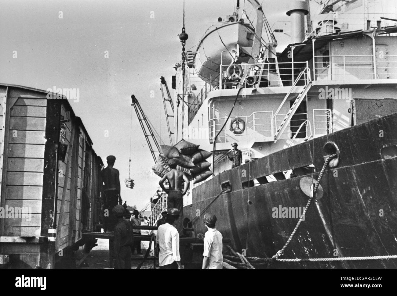 Nederlands: Rusland stuurt hulpgoederen naar de hongerende Bevolking van Cambodja; een Russisch schip in de Haven van Kampong Saom (Sihanoukville) French: Die UdSSR schickt Erleichterung an die hungrige Bevölkerung Kambodschas; ein sowjetischen Schiff im Hafen von Kampong Saom (Sihanoukville); Stockfoto