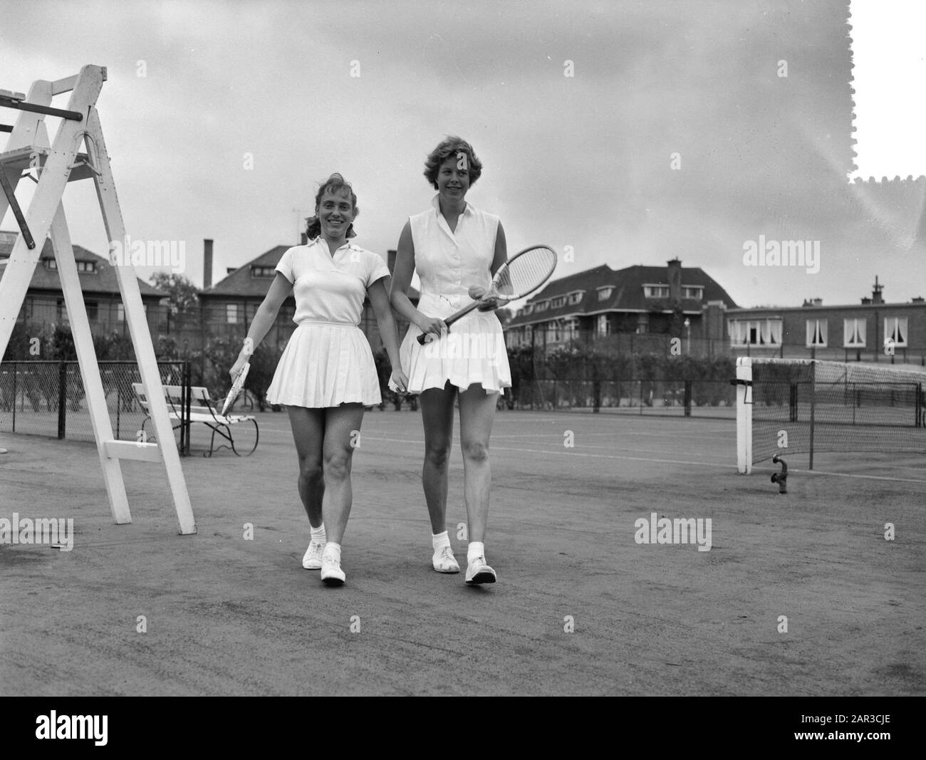 Niederländische Tennisweltmeisterschaften UETS-Courts. Frau J. van Wienese (links) und mej. F. Marinkelle (rechts) Datum: 15. August 1956 Schlagwörter: Meisterschaften, Tennis Stockfoto