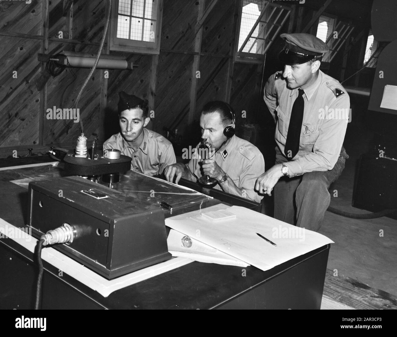 Royal Netherlands Military Flying School in Jackson, Mississippi. Piloten des ML-KNIL, befehligt von Major General L.H. van Oyen, der aus den niederländischen Ostindien entkam, werden in Fort Jackson, Mississippi ausgebildet. Schulung in Blinds im Link Trainer. Lehrer beobachten ihre Aktivitäten, wie sie auf elektrischen Zählern am Kontrollfeld aufgezeichnet wurden Datum: 16. Juni 1942 Ort: Mississippi Schlüsselwörter: Ausbilder, Trainingslager, 2. Weltkrieg Stockfoto