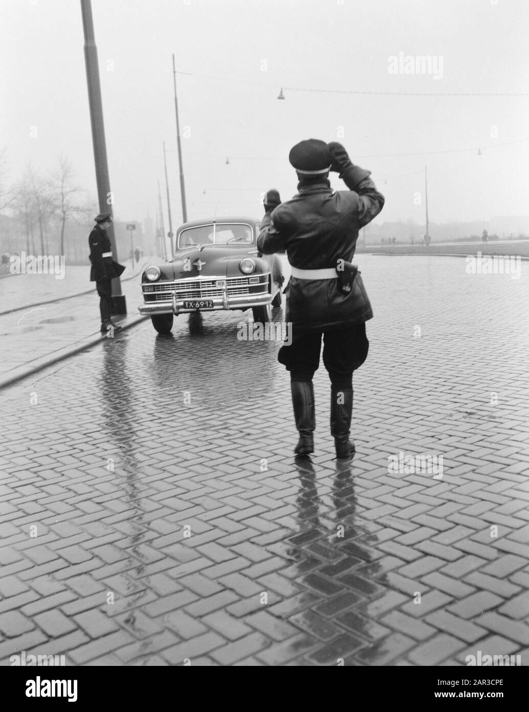 Fahrverbot am Sonntag. Kontrolle durch die Staatspolizei Datum: 25. November 1956 Stichwörter: Agenten, Autos Stockfoto