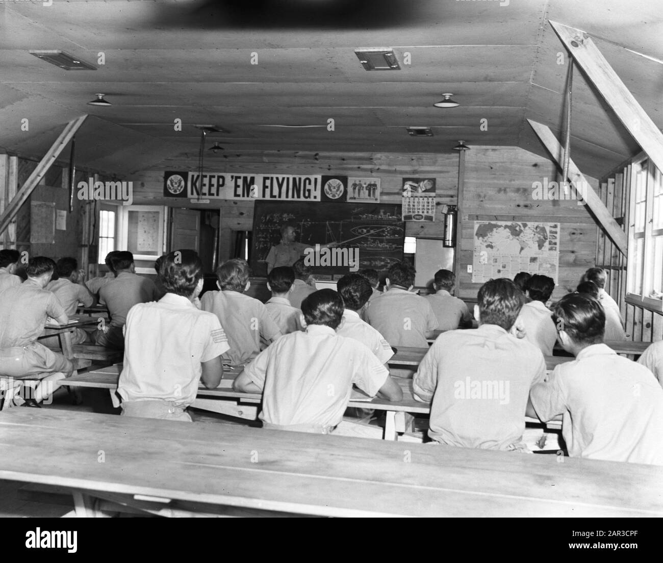 Royal Netherlands Military Flying School in Jackson, Mississippi. Piloten des ML-KNIL, befehligt von Major General L.H. van Oyen, der aus den niederländischen Ostindien entkam, werden in Fort Jackson, Mississippi ausgebildet. Eine Klasse niederländischer und indonesischer Piloten erhielt von einem niederländischen Ausbilder Anweisungen über die Schwächen der Panzerung feindlicher Flugzeuge und den Umfang ihres Revolvers Datum: 16. Juni 1942 Standort: Mississippi Schlüsselwörter: Ausbilder, Piloten, Trainingslager, Zweiter Weltkrieg Stockfoto