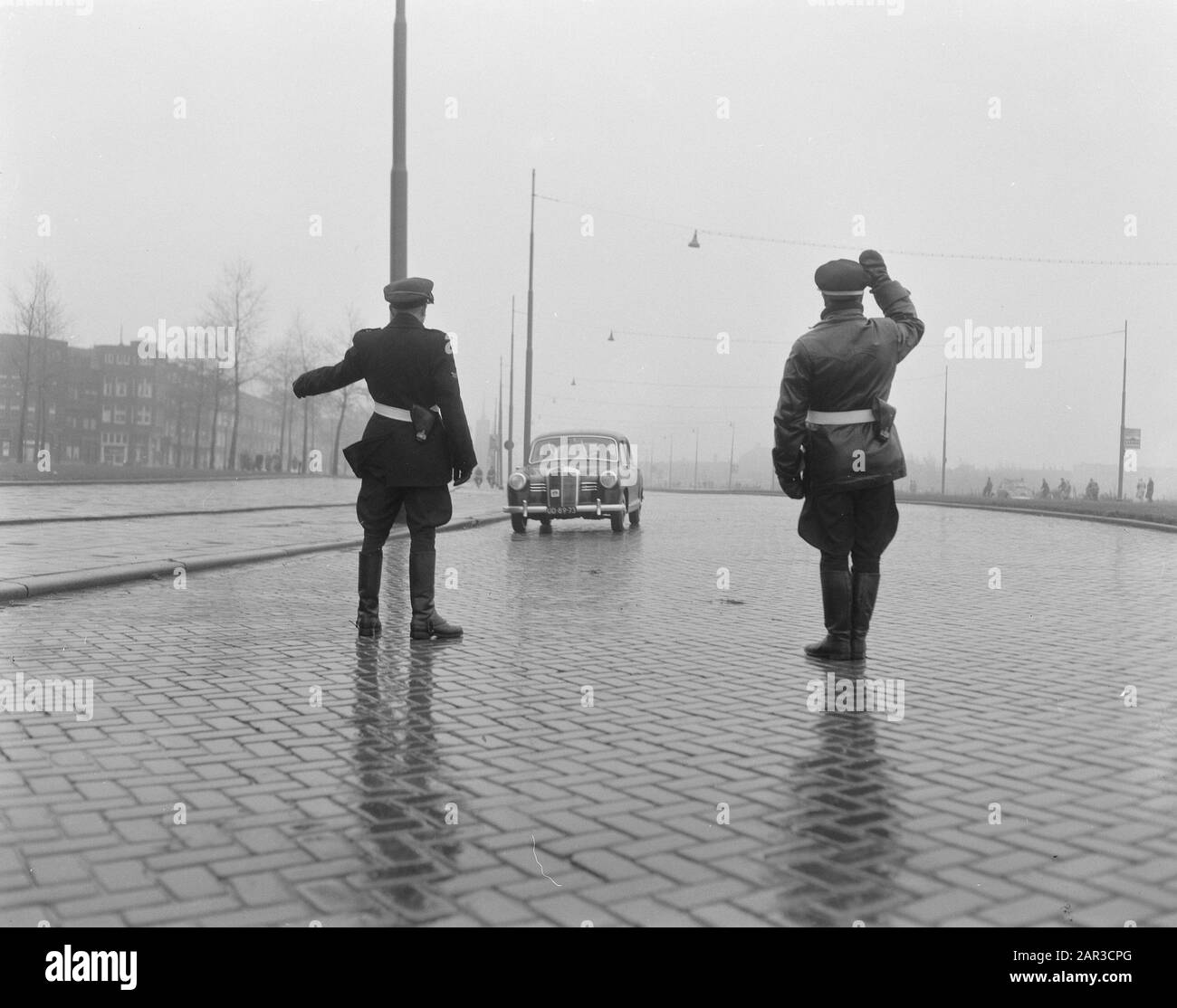 Fahrverbot am Sonntag. Kontrolle durch die Staatspolizei Datum: 25. November 1956 Stichwörter: Kontrolle, RIVALPOLITIK Stockfoto
