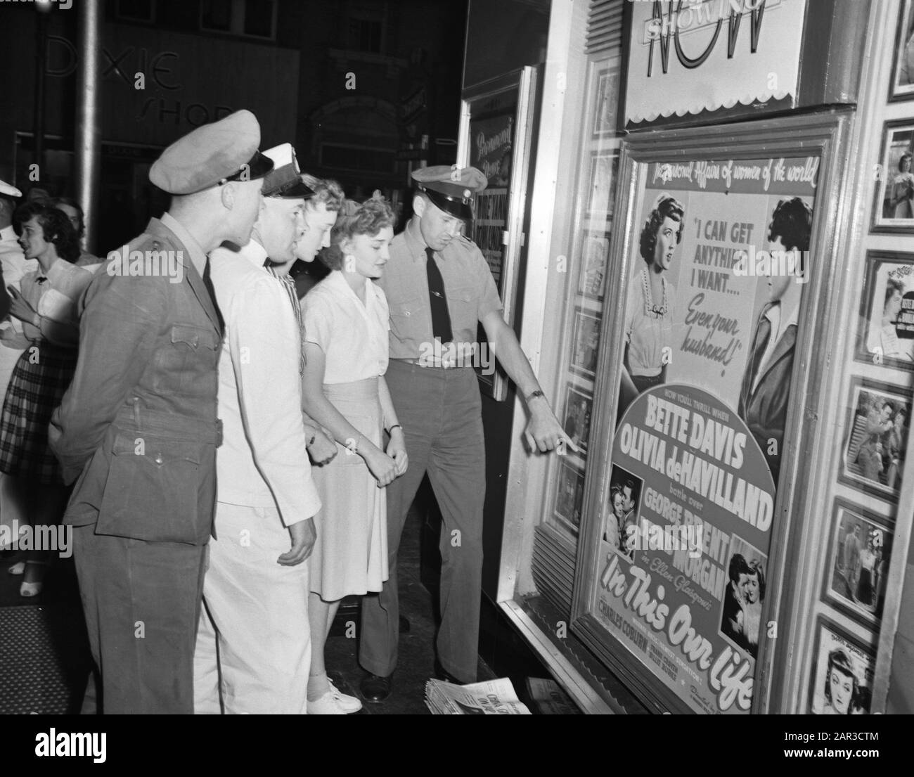 Royal Netherlands Military Flying School in Jackson, Mississippi. Piloten des ML-KNIL, befehligt von Major General L.H. van Oyen, der aus den niederländischen Ostindien entkam, werden in Fort Jackson, Mississippi ausgebildet. Niederländische Piloten, die mit ihren amerikanischen Freunden im Kino trainieren, sehen das Programm Annotation: Subject Film In This Our Life with Bette Davis and Olivia de Havilland Datum: 1942 Ort: Jackson Army Air Base, Mississippi Keywords: Luftfahrt, Piloten, Trainingslager, Weltkrieg Stockfoto