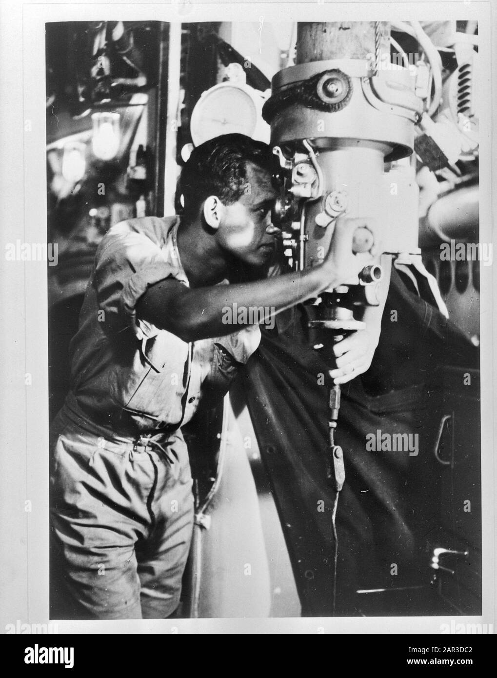 Marine [Marine] Anefo London Serie U-Boot Hr. Frau Dan. O21.. LTZ.2. Klasse Carel Eduard Woldering, jüngster Offizier an Bord, dient dem Teleskop Datum: {1940-1945} Ort: Indianischer Ozean Schlagwörter: Besatzungen, Marine, Offiziere, U-Boote, Periskope, Zweiter Weltkrieg Personenname: Woldering, Carel Eduard Stockfoto