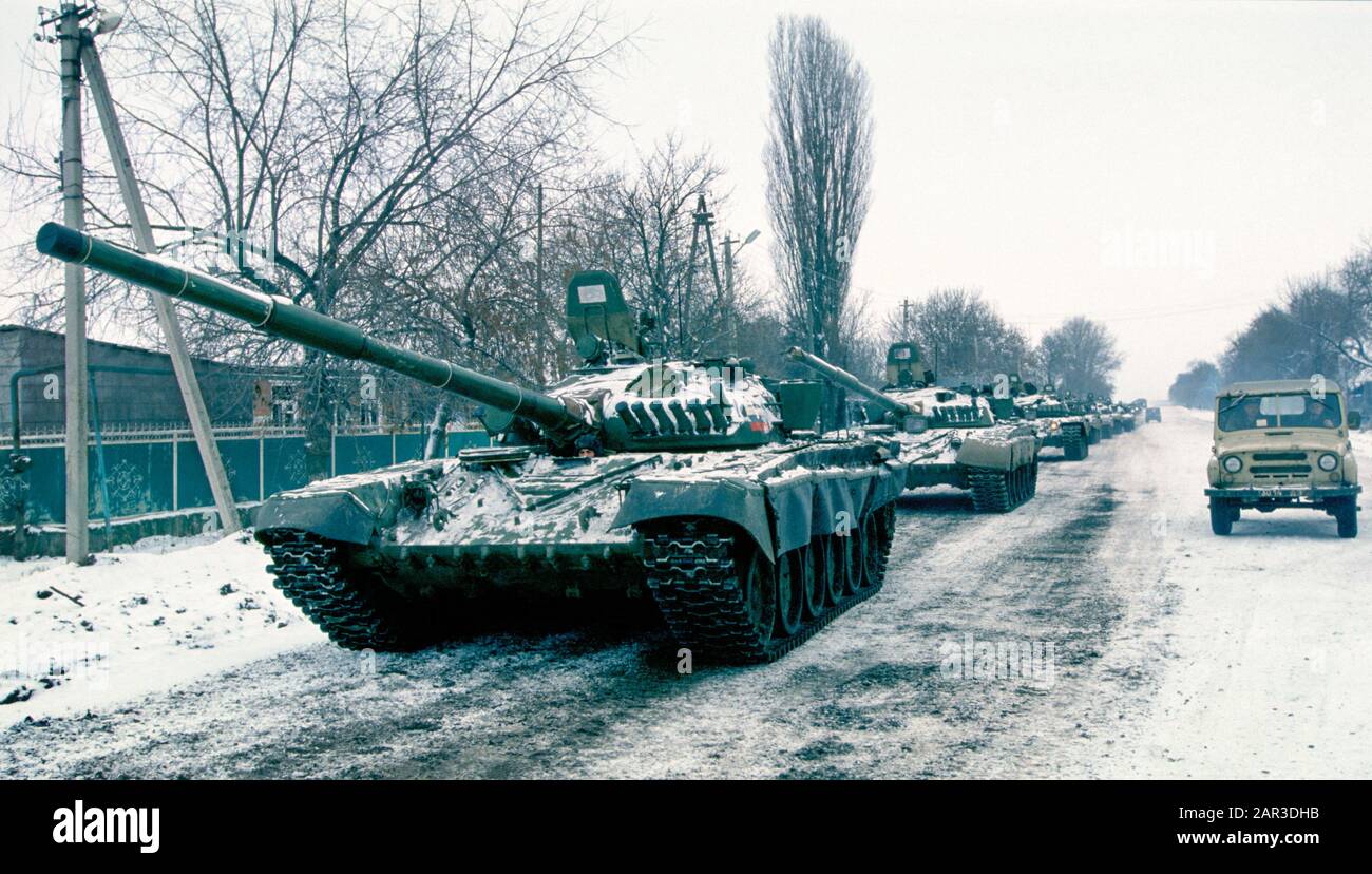 Säule russischer Panzer, T-72s, auf der Autobahn E 50, die während des Ersten Tschetschenienkriegs nach Tschetschenien einmünde. Stockfoto