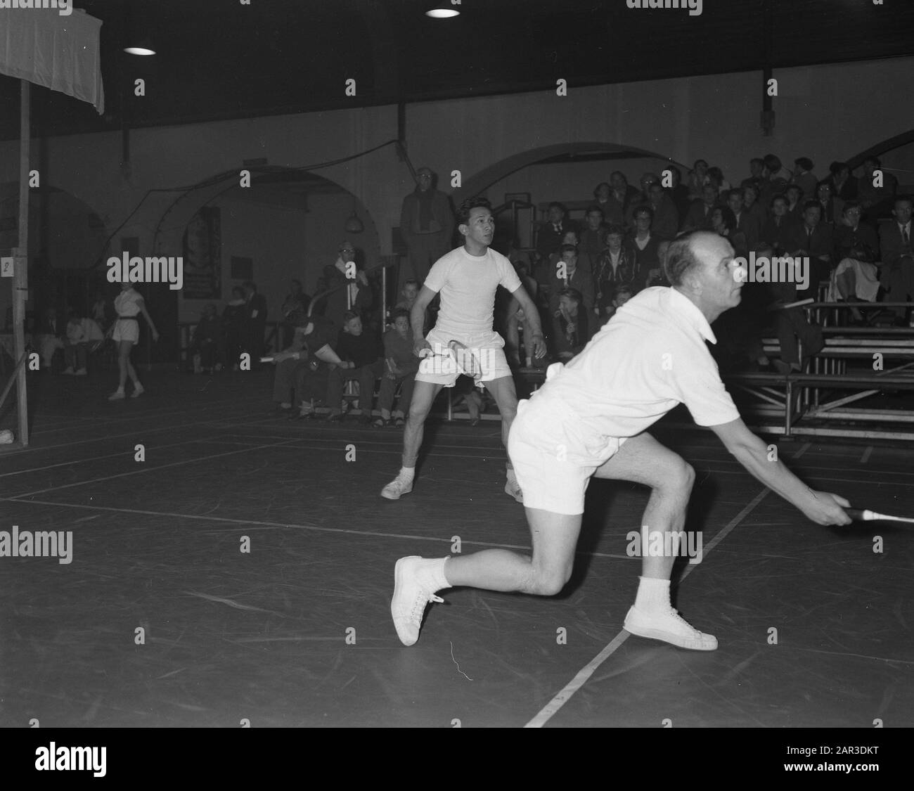 Internationale Meisterschaft Badminton Haarlem. B. Loo (links) und L. O. Verhoef (rechts), Niederlande Datum: 5. Januar 1957 Ort: Haarlem Schlüsselwörter: BADMINTONEN, CHAMPONIES Personenname: B. Loo, L. O. Verhoef Stockfoto