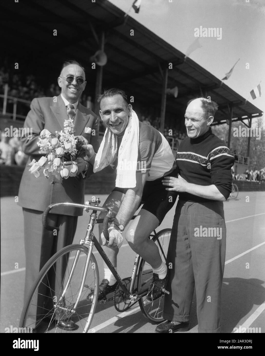 Radfahren. Niederlande gegen Deutschland. W. van EST Champion Datum: 22. April 1957 Schlagwörter: Radsport, Champion persönlicher Name: EST, Wim van Stockfoto