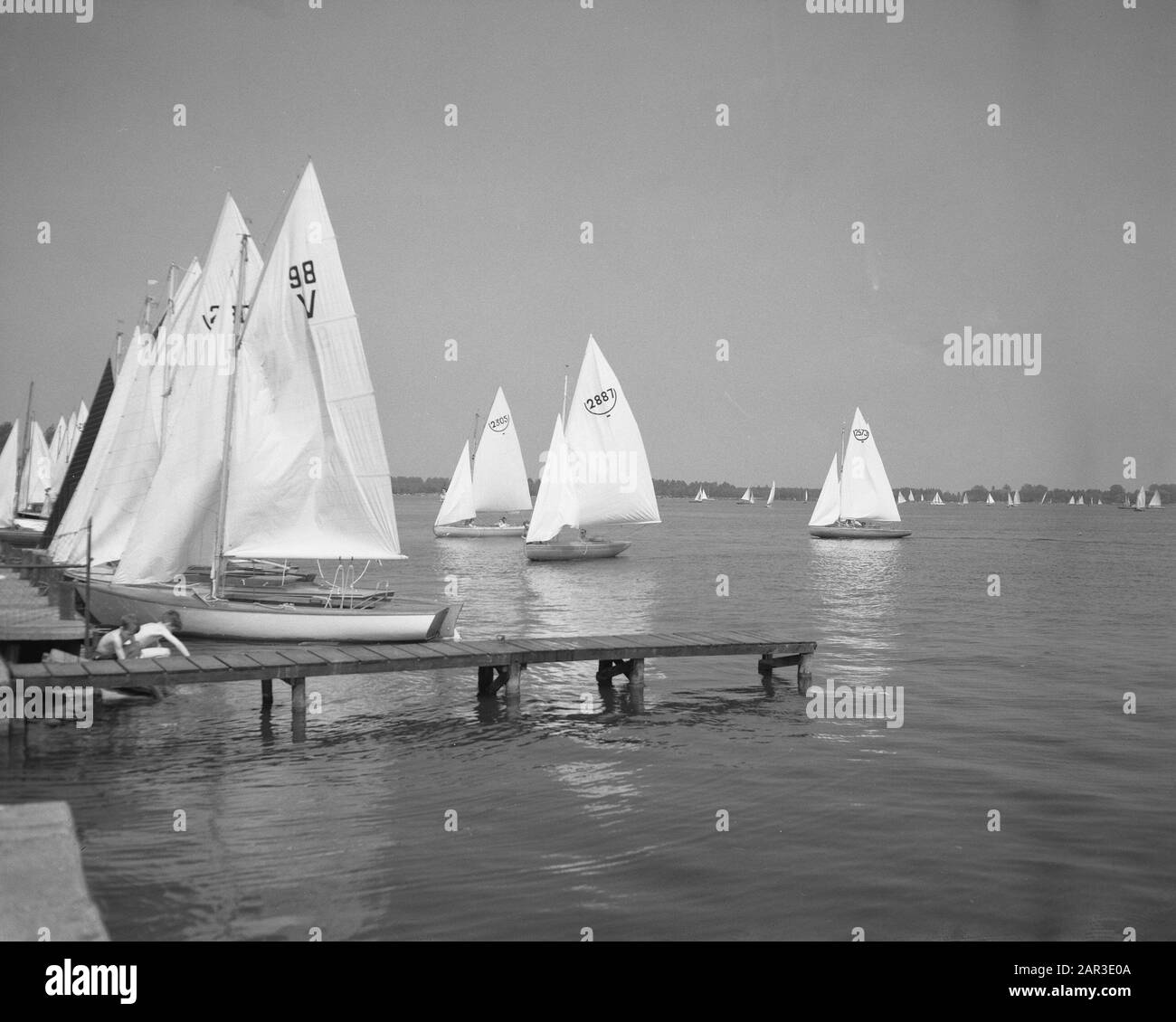 Segeln. Kralingse Plas Rotterdam/Betroffene Datum: 2. Juni 1957 Standort: Rotterdam, Zuid-Holland Stichwörter: Segel Stockfoto