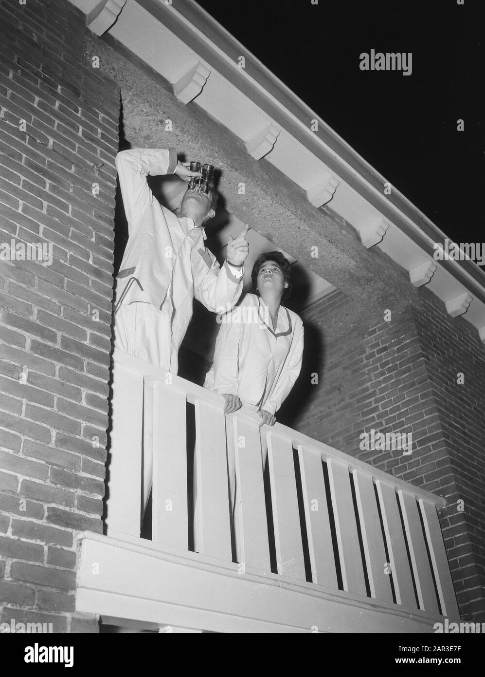 Russischer künstlicher Mond passiert Niederländer, Menschen in Pyjamas, die Datum beobachten: 16. Oktober 1957 Schlüsselwörter: Künstliche Mähne, Weltraum Stockfoto