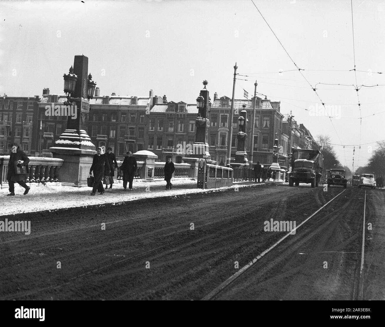 Schnee in Amsterdam. Hohe Verriegelung. Datum: 28.Januar 1947 Ort: Amsterdam, Noord-Holland Schlüsselwörter: Brücken, Schnee, Winter Stockfoto