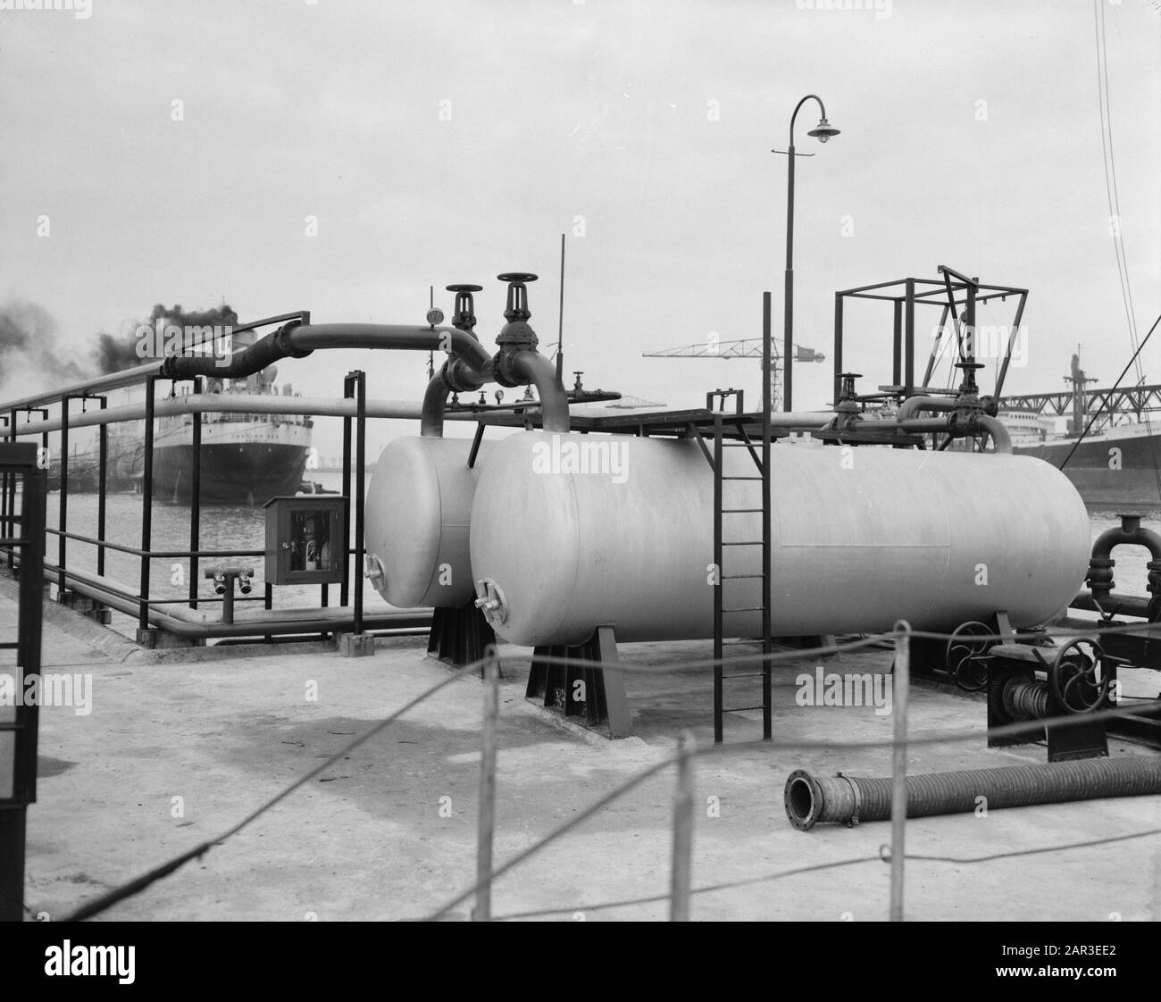 Tankreiniger bei Schiedam Datum: 2. Januar 1958 Standort: Schiedam, Zuid-Holland Schlüsselwörter: Tanker, Reinigungsunternehmen Stockfoto