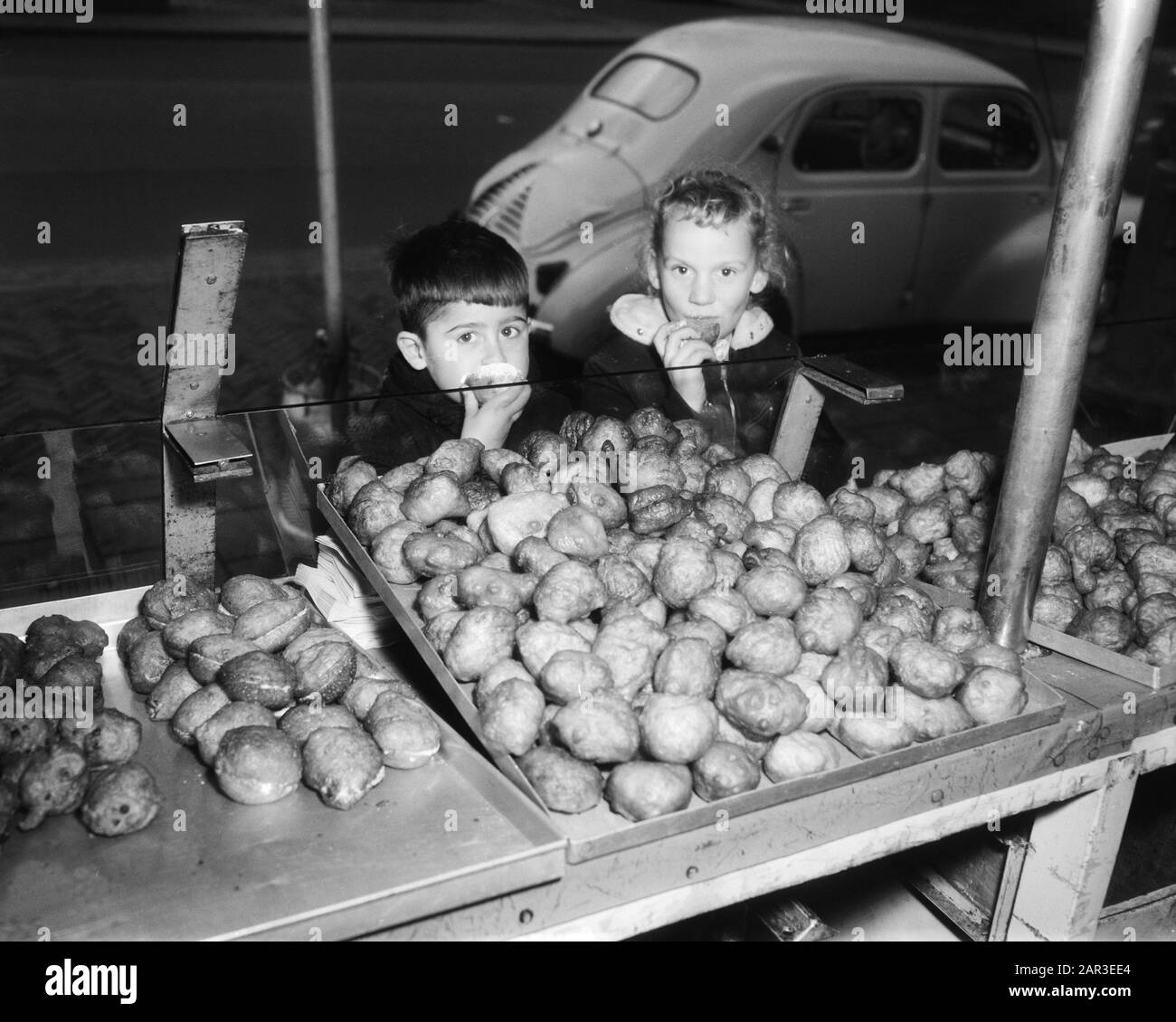 Vorbereitungen für Neujahr, Ölbirnen Datum: 30. Dezember 1957 Schlagwörter: ÖLSTIEFEL, Vorbereitungen Stockfoto