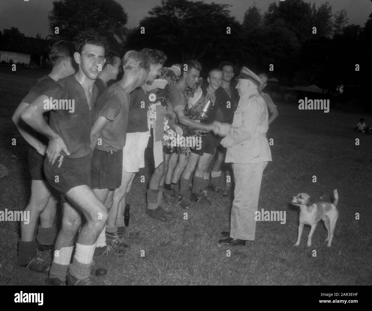 [Nach einem Sportspiel -Fußball? - ausgestellt von einem Offiziersbecher und Blumen] Datum: 1947/01/01 Ort: Indonesien, Niederländische Ostindien Stockfoto