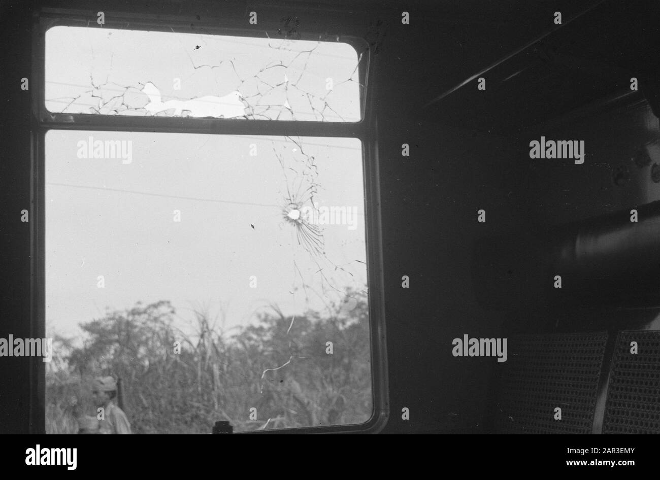 Zugunfall Poerwakarta Freitagnachmittag, 22. Oktober 1948 der Schnellzug Batavia-Bandoeng in 16,50 Stunden zwei Kilometer südlich von Poerwakarta bei Bengoal entgleiste, weil die Schienen von einer Bande von Terroristen über eine Distanz von 20 Metern gebrochen worden waren. Unmittelbar nach der Entgleisung wurde der Zug von schätzungsweise 50 Mann, die mit automatischen Waffen und Gewehren besetzt waren, unter Beschuss genommen, wobei acht Menschen getötet und 23 verwundet wurden. Da eine beträchtliche Anzahl von Soldaten mit dem Zug unterwegs war, konnte das Feuer der Bande fast sofort beantwortet werden. Das verhinderte Schlimmeres. Zug Innen Stockfoto