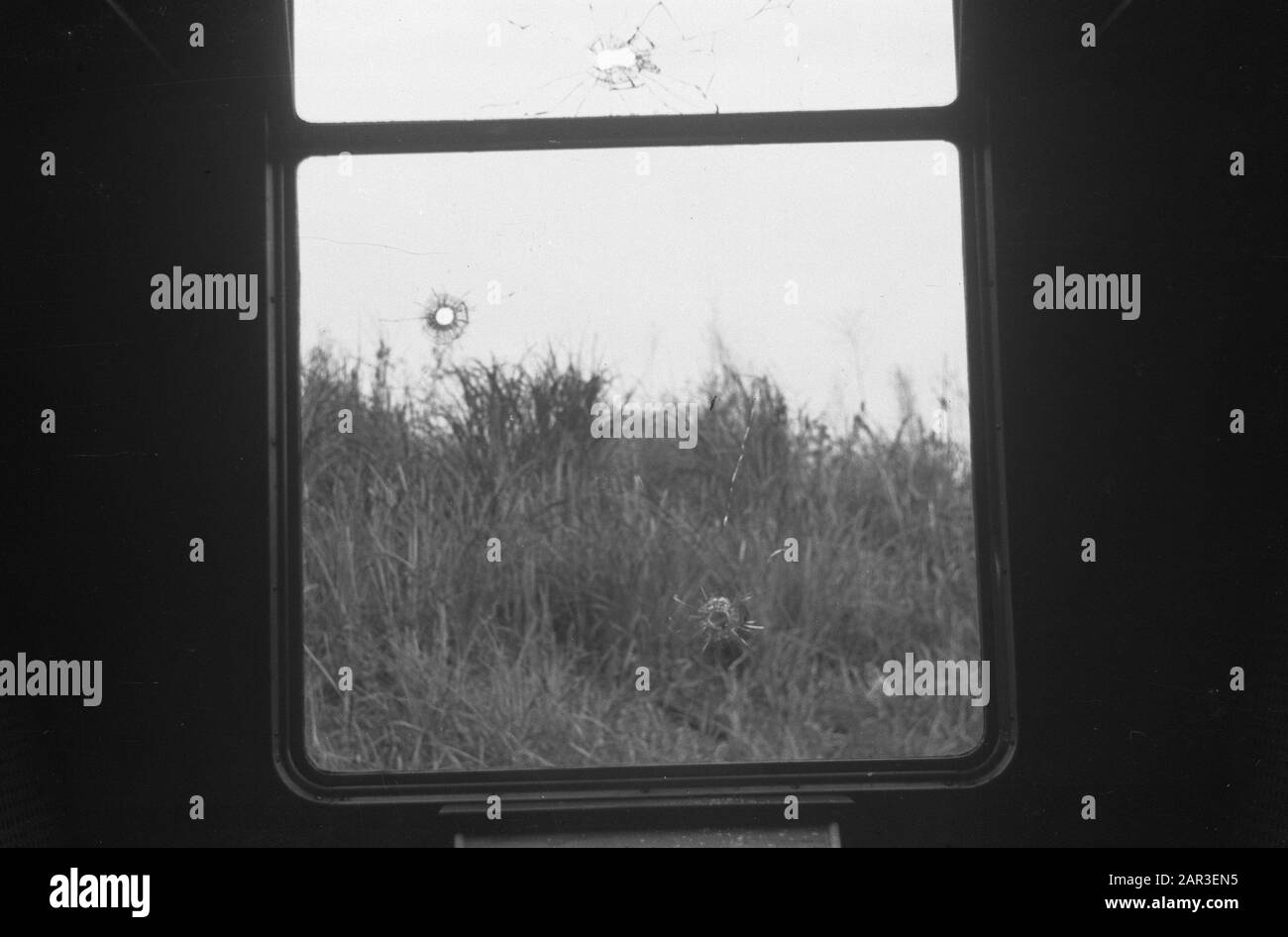 Zugunfall Poerwakarta Freitagnachmittag, 22. Oktober 1948 der Schnellzug Batavia-Bandoeng in 16,50 Stunden zwei Kilometer südlich von Poerwakarta bei Bengoal entgleiste, weil die Schienen von einer Bande von Terroristen über eine Distanz von 20 Metern gebrochen worden waren. Unmittelbar nach der Entgleisung wurde der Zug von schätzungsweise 50 Mann, die mit automatischen Waffen und Gewehren besetzt waren, unter Beschuss genommen, wobei acht Menschen getötet und 23 verwundet wurden. Da eine beträchtliche Anzahl von Soldaten mit dem Zug unterwegs war, konnte das Feuer der Bande fast sofort beantwortet werden. Das verhinderte Schlimmeres. Hier die Kugel Stockfoto