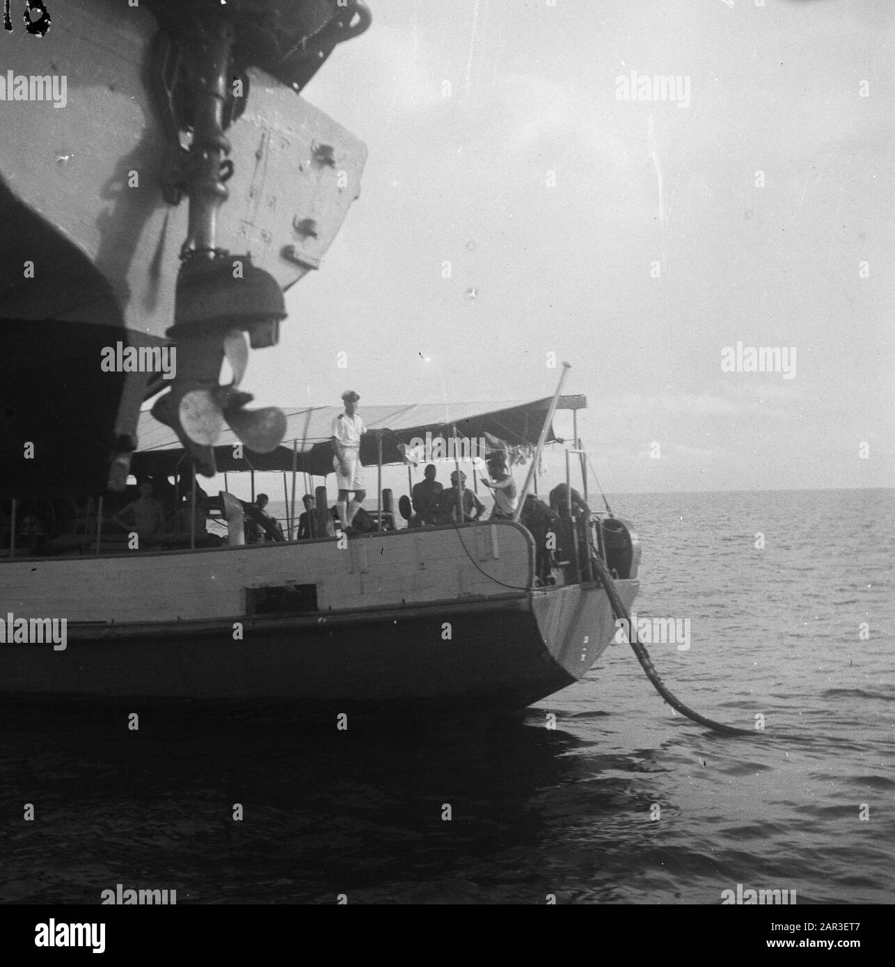 Reportage Hollandia [Telefonkabel auf See verlegt. Die Rückseite des Schiffes] Datum: Februar 1947 Ort: Indonesien, Niederländisch-Ostindien Stockfoto