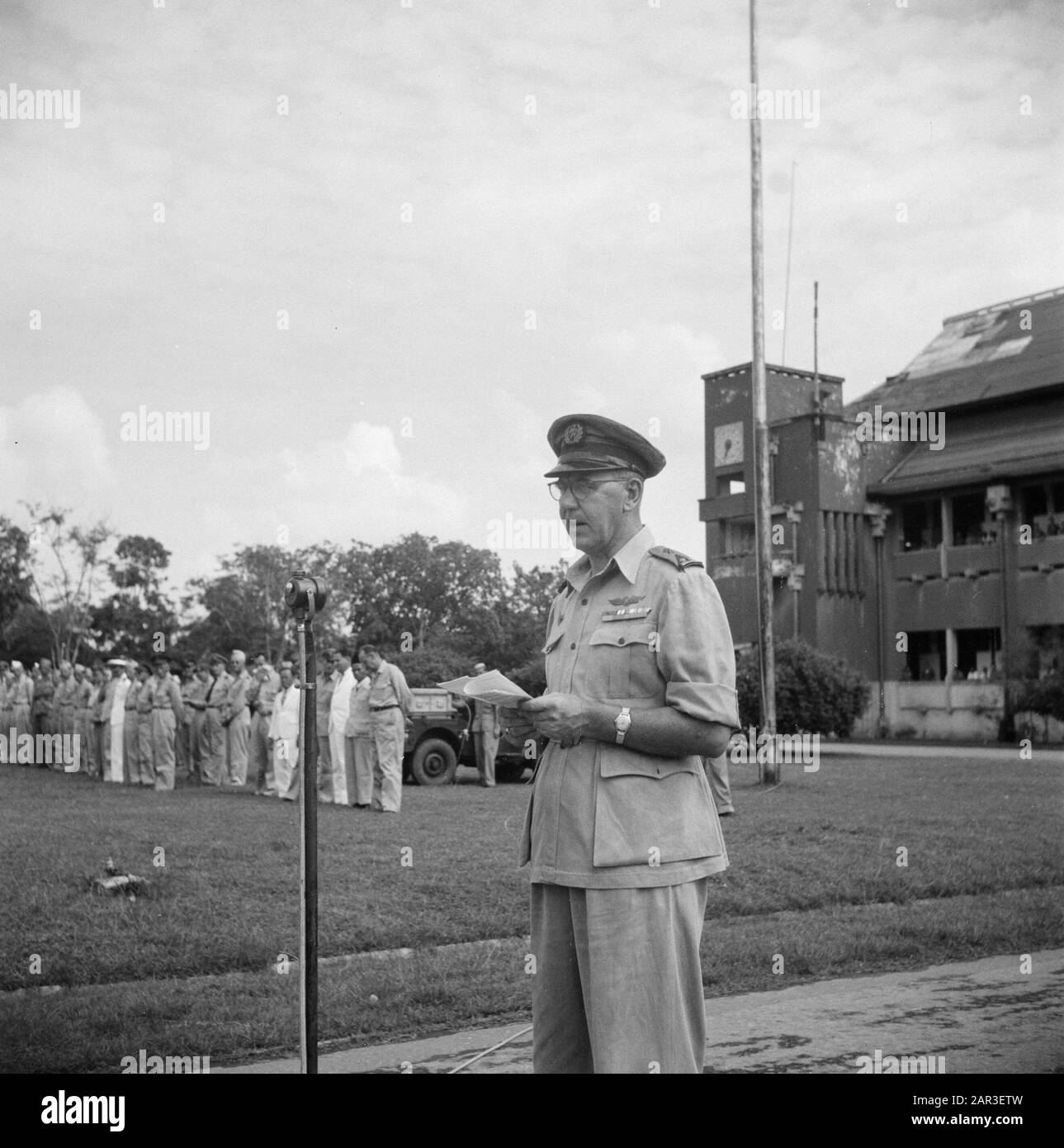 [Surabaya. Chefarmeeprediger Major A.T.W. Der Tresor hält eine Rede. Im Hintergrund ein großes Gebäude] Datum: 1947/01/01 Standort: Indonesien, Niederländisch-Ostindien Stockfoto