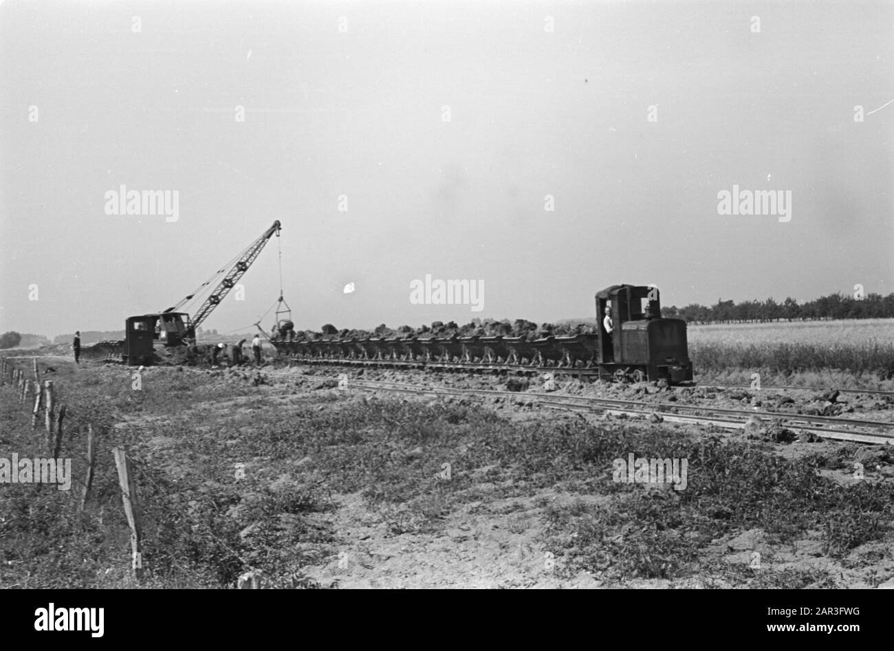 Draglines, Arbeiter, Kippkarren, Arbeit, Duivense Broek Datum: März 1949 Ort: Duivense Pants Schlüsselwörter: Arbeiter, Draglines, Kippkarren, Arbeit Stockfoto