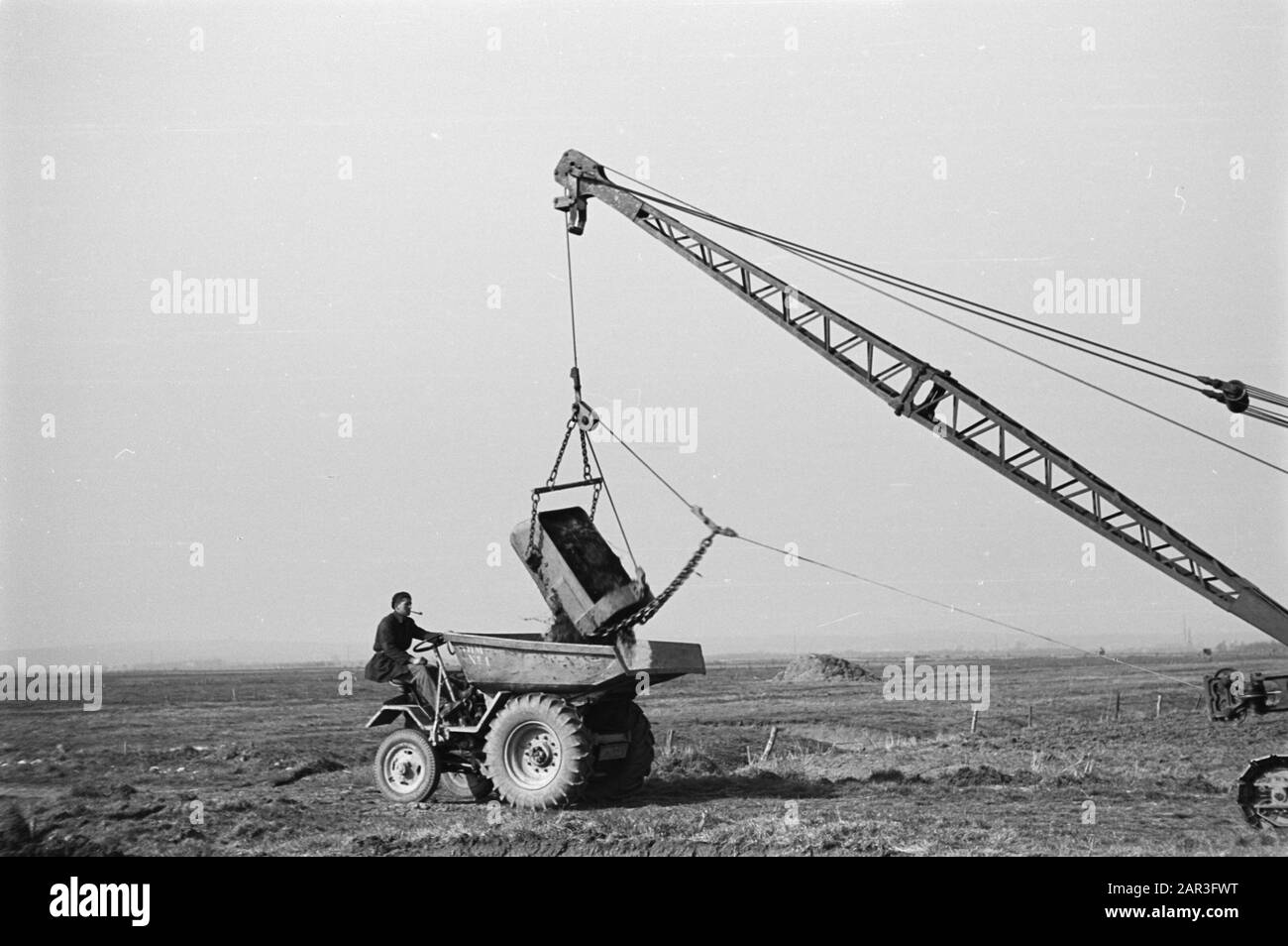 Draglines, Arbeiter, Müllcontainer, Schubladen, Duivense Broek Datum: April 1949 Ort: Duivense Hose Stichwörter: Arbeiter, Draglines, Müllcontainer, Laden Stockfoto