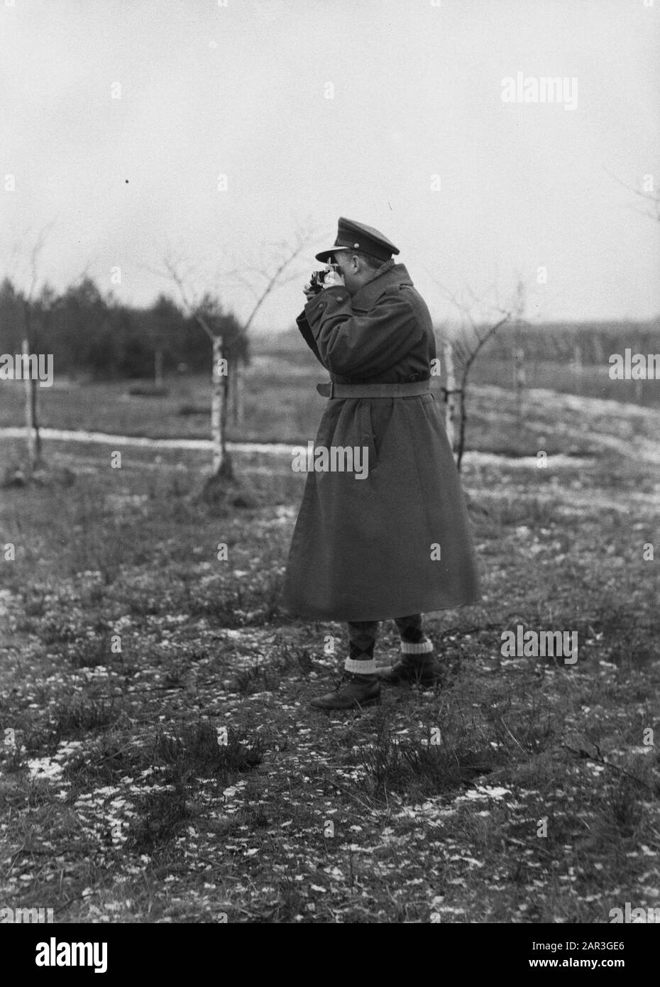Reise nach Polen Wilhelm von der Umfrage bei der Arbeit in Stoubcy in der polnischen Uniform Anmerkung: Stoubcy in Weißrussland ist die ehemalige Stolpce in Polen Datum: 1934 Ort: Weißrussland Schlüsselwörter: Fotografen , Uniformen Personenname: Umfrage, William van de Stockfoto