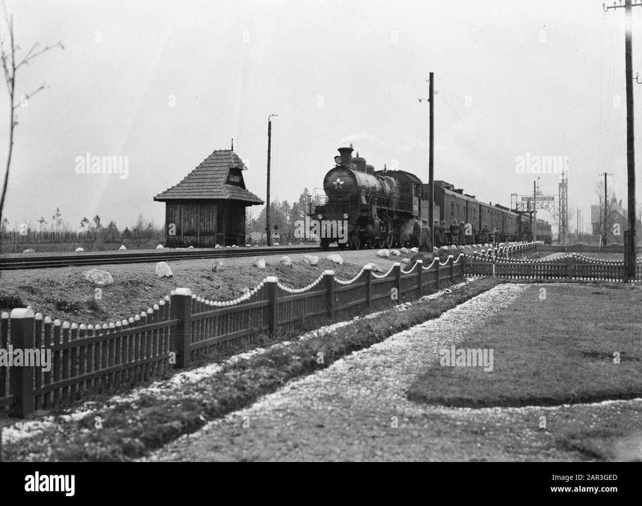 Reise nach Polen russischer Zug kommt in Stoubcy auf polnischem Gebiet an Anmerkung: Stoubcy in Weißrussland ist die ehemalige Stolpce in Polen Datum: 1934 Ort: Weißrussland Schlagwörter: Grenzübergänge, Züge Stockfoto