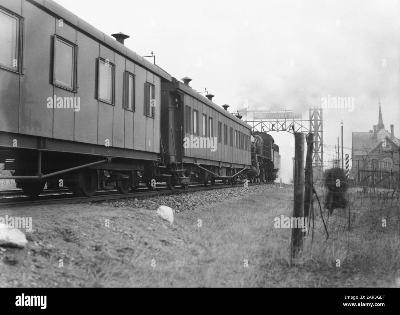Reise nach Polen Zug passiert die russisch-polnische Grenze bei Stoubcy Anmerkung: Stoubcy in Weißrussland ist die ehemalige Stolpce in Polen Datum: 1934 Standort: Weißrussland Schlüsselwörter: Grenzübergänge, Züge Stockfoto