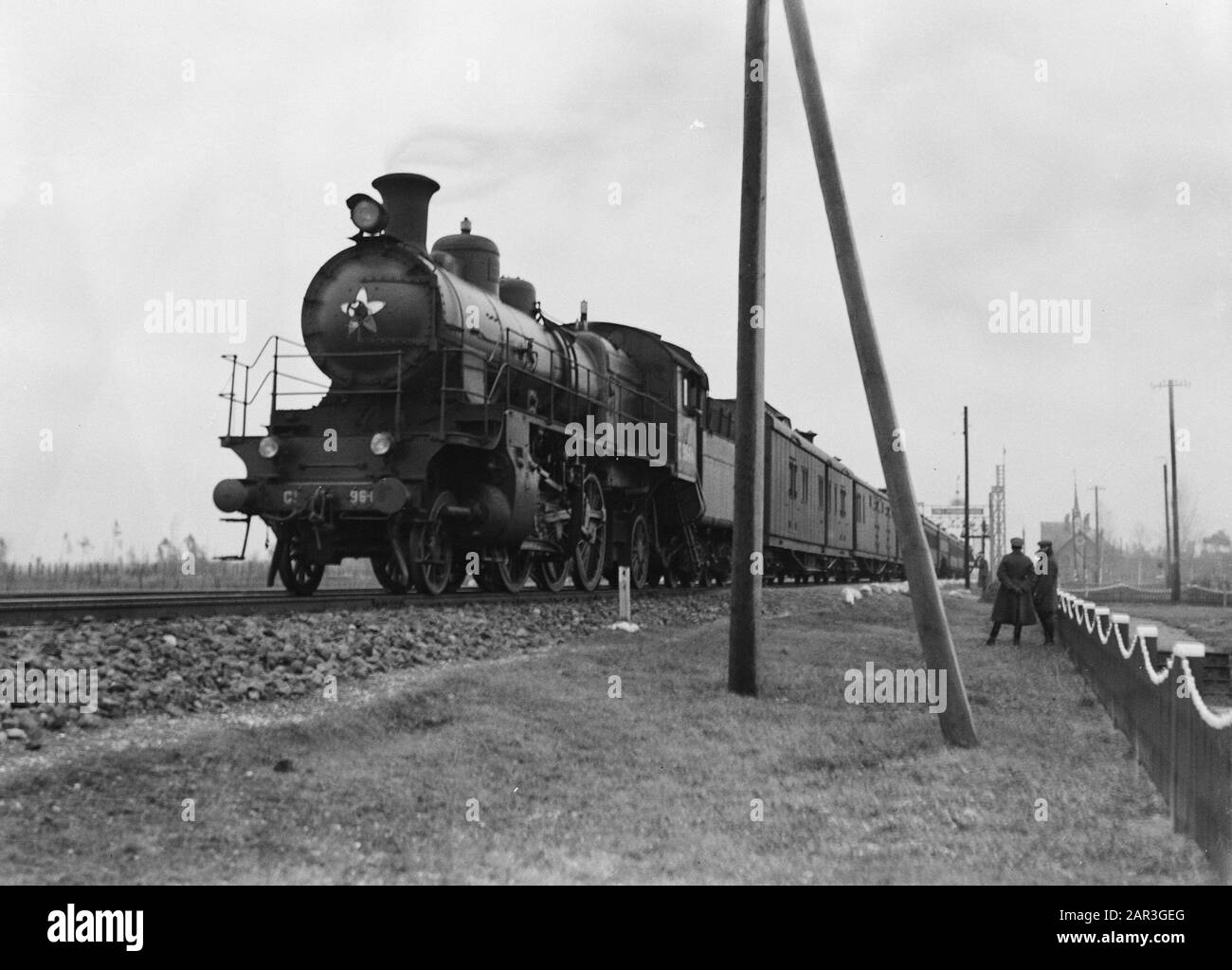 Reise nach Polen russischer Zug kommt in Stoubcy auf polnischem Gebiet an Anmerkung: Stoubcy in Weißrussland ist die ehemalige Stolpce in Polen Datum: 1934 Ort: Weißrussland Schlagwörter: Grenzübergänge, Züge Stockfoto