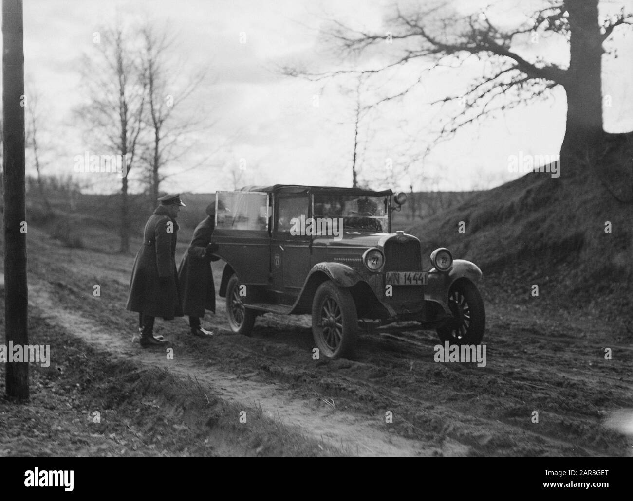 Reise nach Litauen Auf der Straße Vilnius-Kaunas ein Auto wird von polnischen Grenzschutzbeamten gesucht Datum: 1934 Ort: Litauen, Polen Stichwörter: Autos, Grenzschutz, Militär Stockfoto