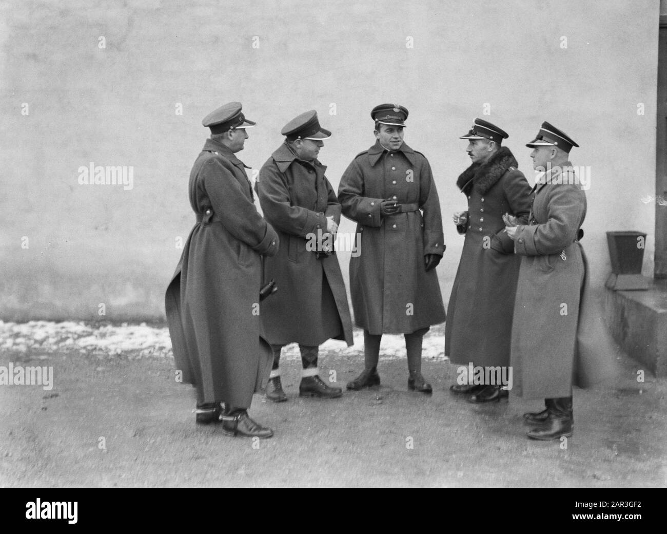 Reise nach Polen Willem van de Poll und Korrespondent Gerhard Thimm mit einer Reihe von Offizieren der polnischen Armee am Grenzübergang Stoubcy Anmerkung: Van der Poll und Thimm brauchten eine polnische Uniform, um das Grenzgebiet zu besuchen. Stoubcy in Weißrussland ist das ehemalige Stolpce in Polen. Datum: 1. Januar 1934 Ort: Polen, Weißrussland Stichwörter: Grenzschutz, Militär, Uniformen Personenname: Poll, William van de, Thimm, Gerhard Stockfoto