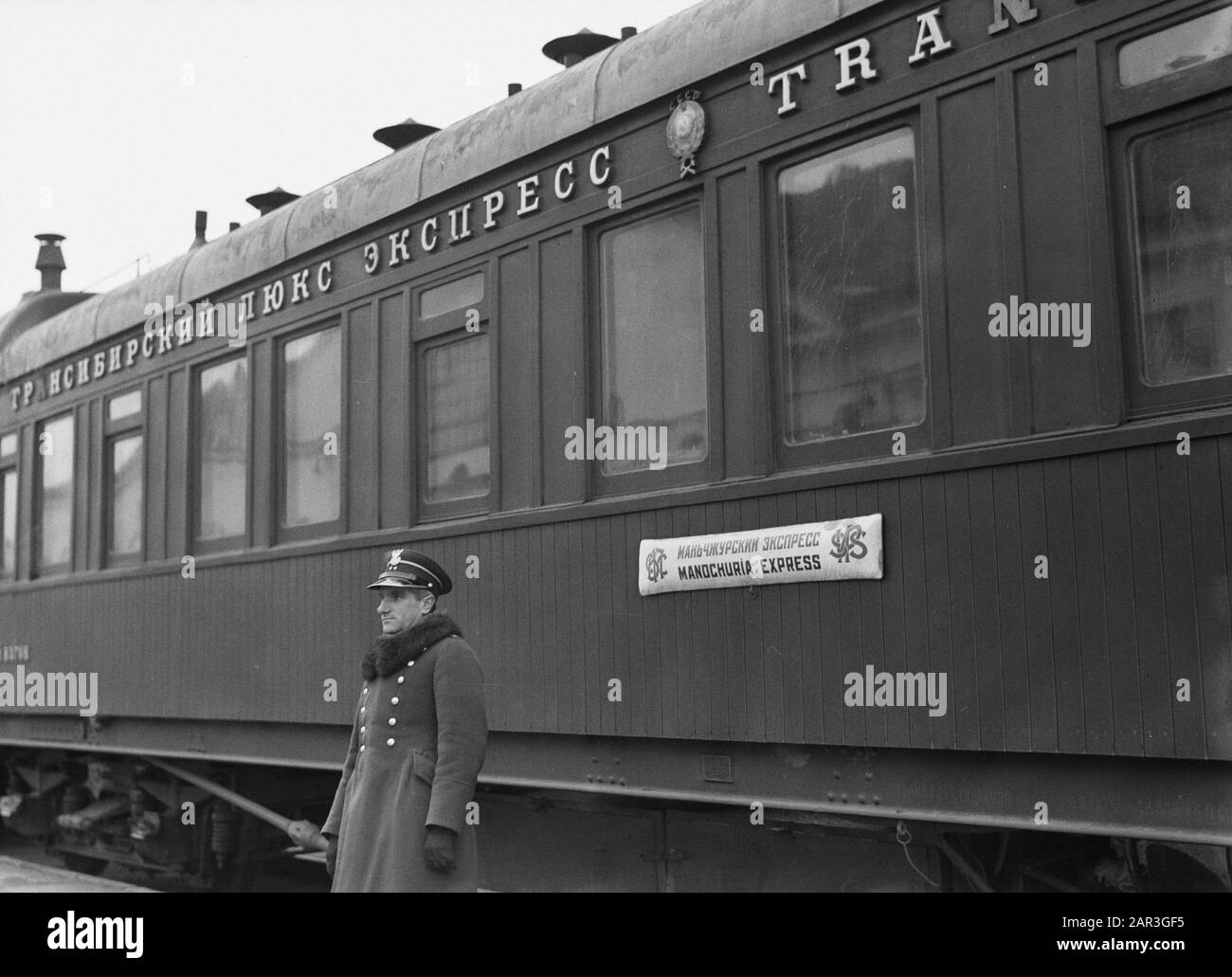 Reise nach Polen Wagen des russischen Mandschurei-Express in Stoubcy, mit einem polnischen Offizier Anmerkung: Stoubcy in Weißrussland ist das ehemalige Stolpce in Polen Datum: 1934 Ort: Weißrussland Schlüsselwörter: Grenzübergänge, Soldaten, Züge Stockfoto