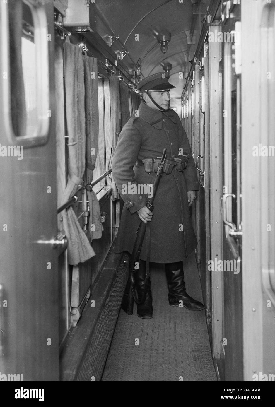 Reise nach Polen Militär im Zug auf der Strecke zwischen der Grenze und Stoubcy Anmerkung: Stoubcy in Weißrussland ist die ehemalige Stolpce in Polen Datum: 1934 Ort: Stoubcy, Weißrussland Schlüsselwörter: Grenzübergänge, Soldaten, Züge Stockfoto