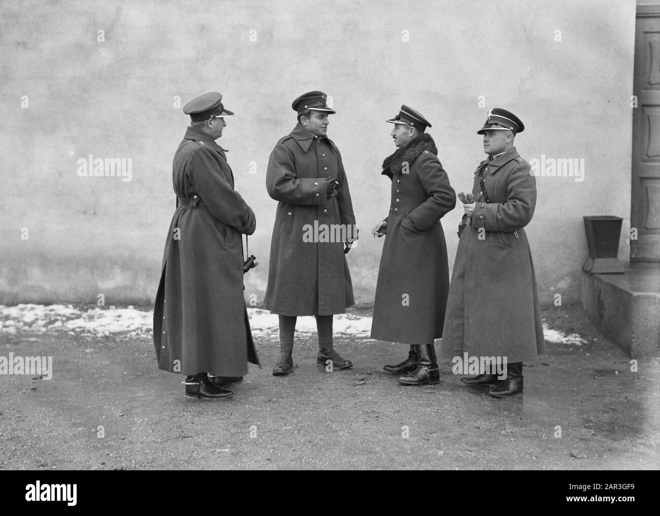 Reisen nach Polen polnische Offiziere am Grenzübergang Stoubcy Anmerkung: Dieses Gebiet befindet sich heute in Weißrussland. Stoubcy in Weißrussland ist das ehemalige Stolpce in Polen. Datum: 1. Januar 1934 Ort: Weißrussland Schlagwörter: Grenzschutz, Militär, Uniformen Stockfoto
