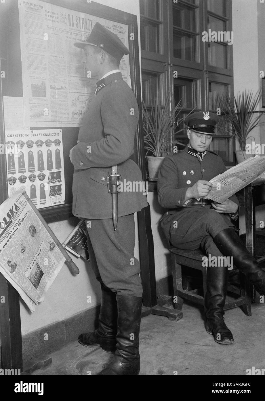 Reisen nach Polen Soldaten lesen die Zeitung in der Kaserne von Stoubcy Anmerkung: Stoubcy in Weißrussland ist die ehemalige Stolpce in Polen Datum: 1934 Ort: Weißrussland Schlüsselwörter: Zeitungen, Militär Stockfoto