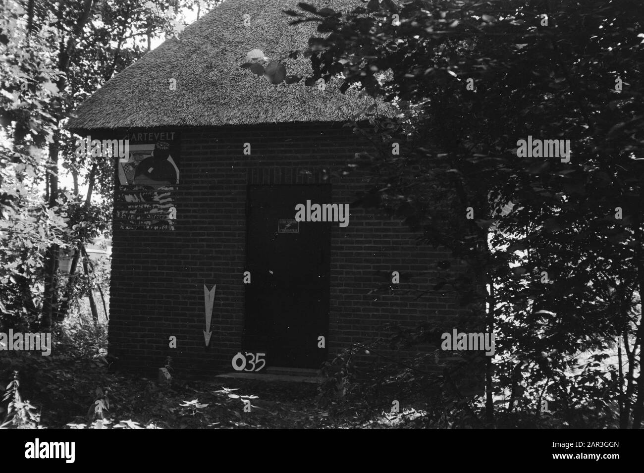 Fixpunkte Cultural Service Electricity House in Ommen (Replacement Zelhorst) Anmerkung: O-36. Pfeil zeigt ein Fixpunktdatum an: Oktober 1953 Standort: Ommen Schlüsselwörter: Landkonsolidierung, Feldwasseranpassungen Stockfoto