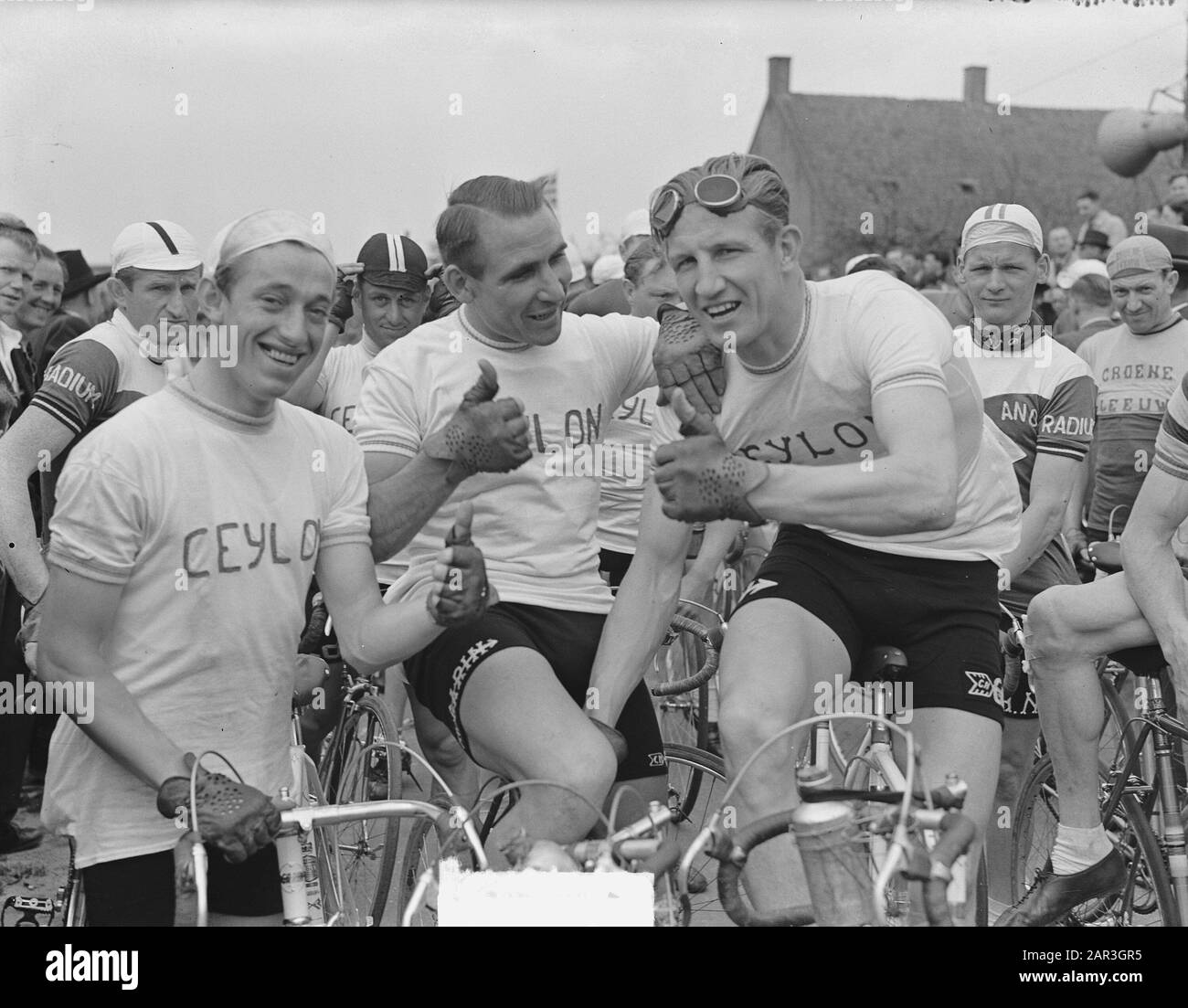 Radfahrkriterium in Etten. Vlnr Wout Wagtmans, Wim van EST, Gerrit Schulte Datum: 3. Mai 1951 Ort: Etten Schlüsselwörter: Gruppenporträts, Sport, Radsport Personenname: Schulte, Gerrit, Wagtmans, Wout Stockfoto