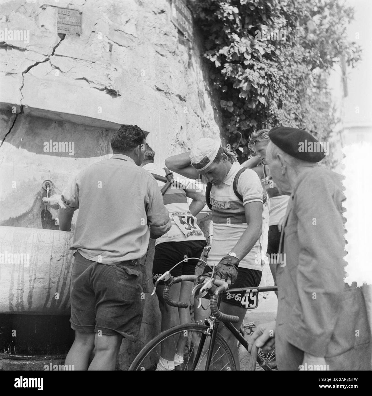 Tour de France 1952 Hein van Breenen an der Wasserpumpe Datum: 18. Juli 1952 Ort: Frankreich Schlagwörter: Sport, Radsport, Radfahrer persönlicher Name: Breenen, Hein van Stockfoto